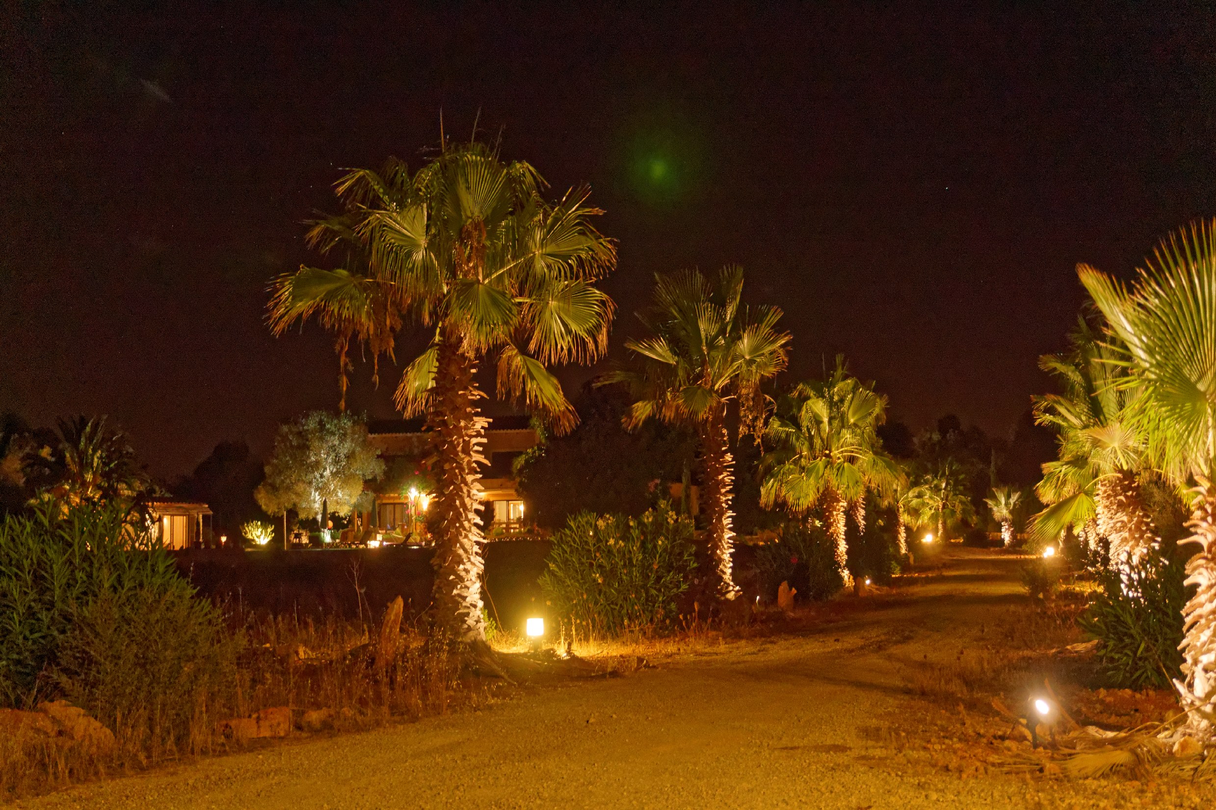 El Retiro Ses Salines | Der Garten in abendlicher Beleuchtung