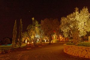 El Retiro Ses Salines | Der Garten in abendlicher Beleuchtung