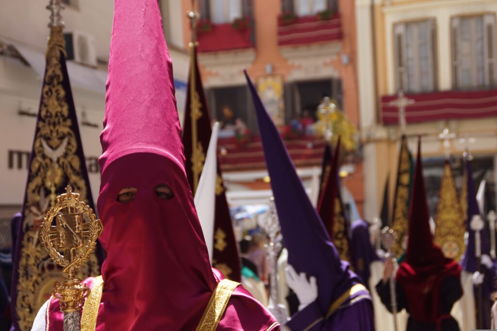 Semana Santa Prozession mit Nazarenos in Mallorca